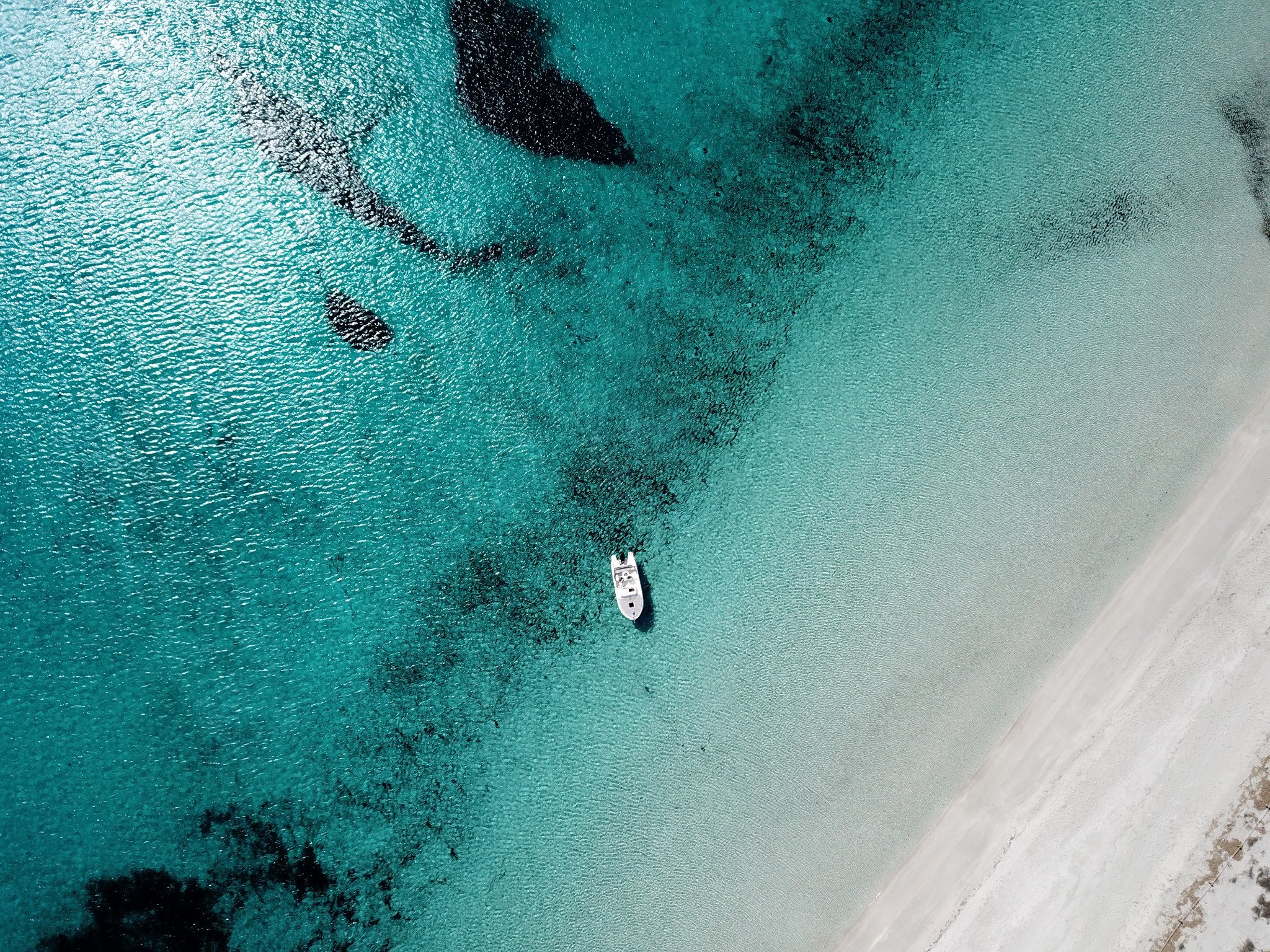 Vista aérea de Buena Proa en aguas transparentes