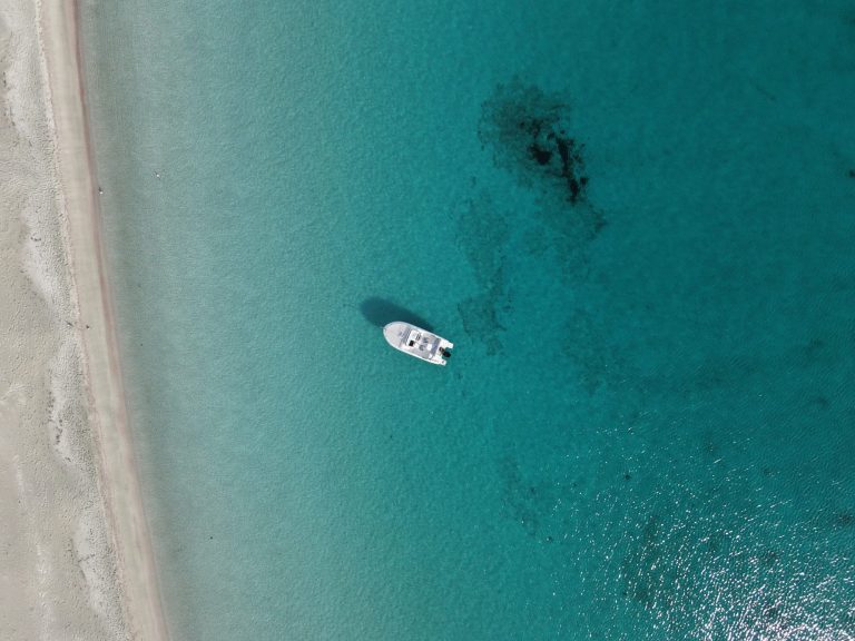 Vista aérea de playa de Formentera en barco Playa con aguas que invitan a bañarse