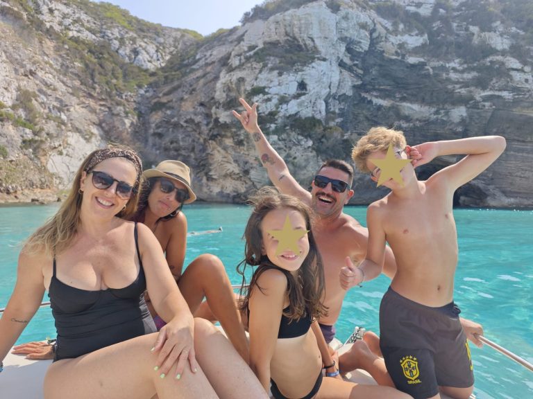 Familia tomando el sol en el barco. El mejor regalo para las vacaciones. Regálate en vacaciones el mejor día en familia. Alquiler de barco Ibiza.